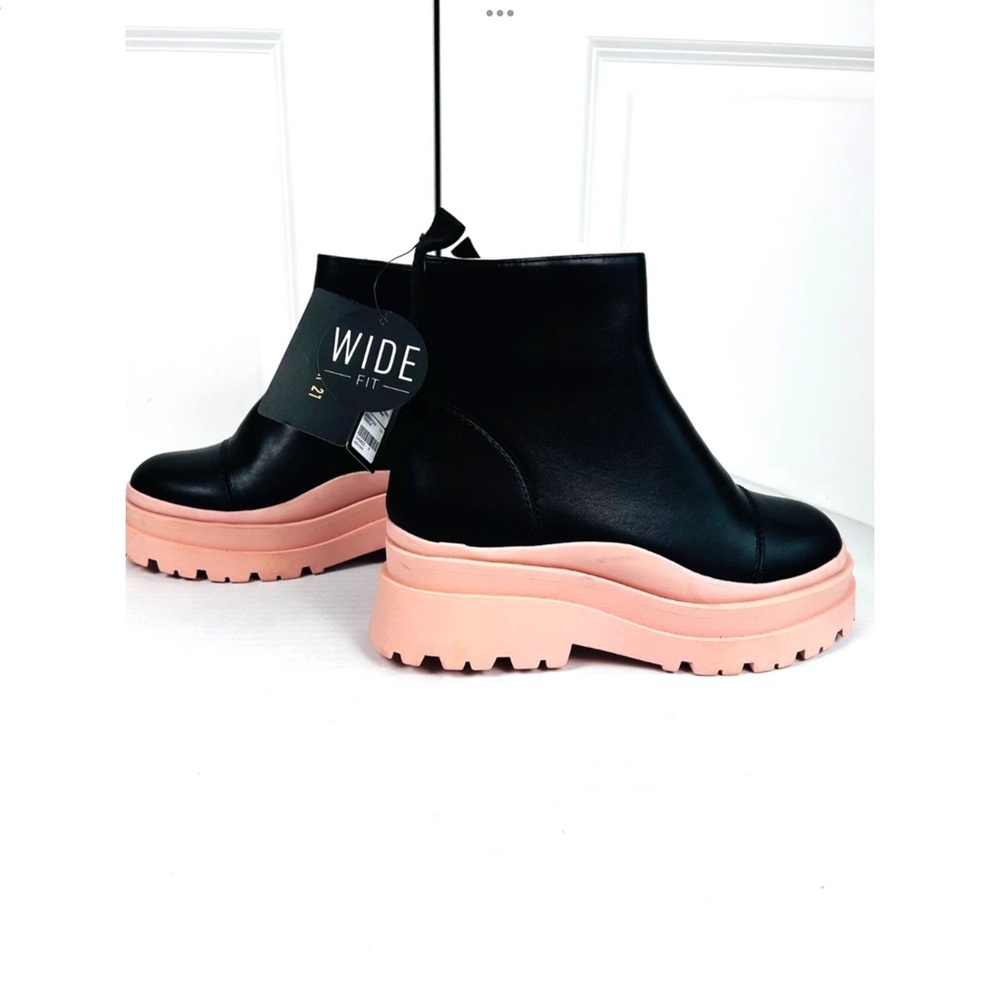 Forever 21 Black Blush Platform Boots Size 8W Wide  Zipper Closure Womens NWT